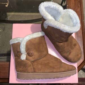 JUST Be… woman boots size 10, color brown and cream, with one bottom missing